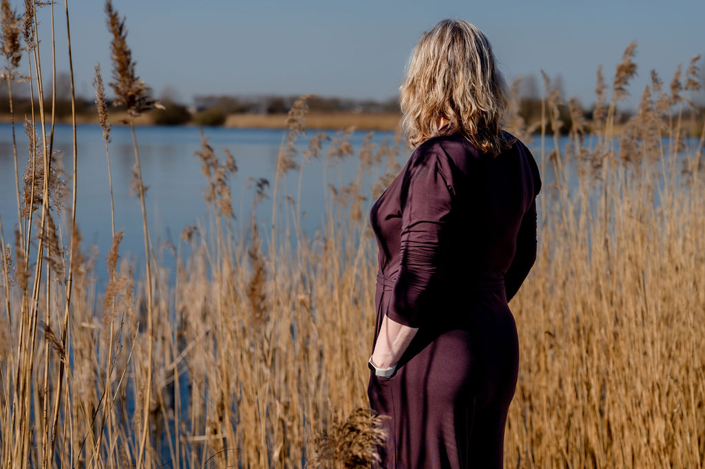 Susanne Papen buiten bij het riet